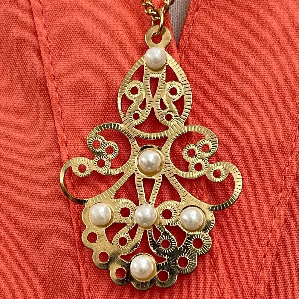 Gold-tone White Faux Pearl Women's Fashion Necklace NWOT‎